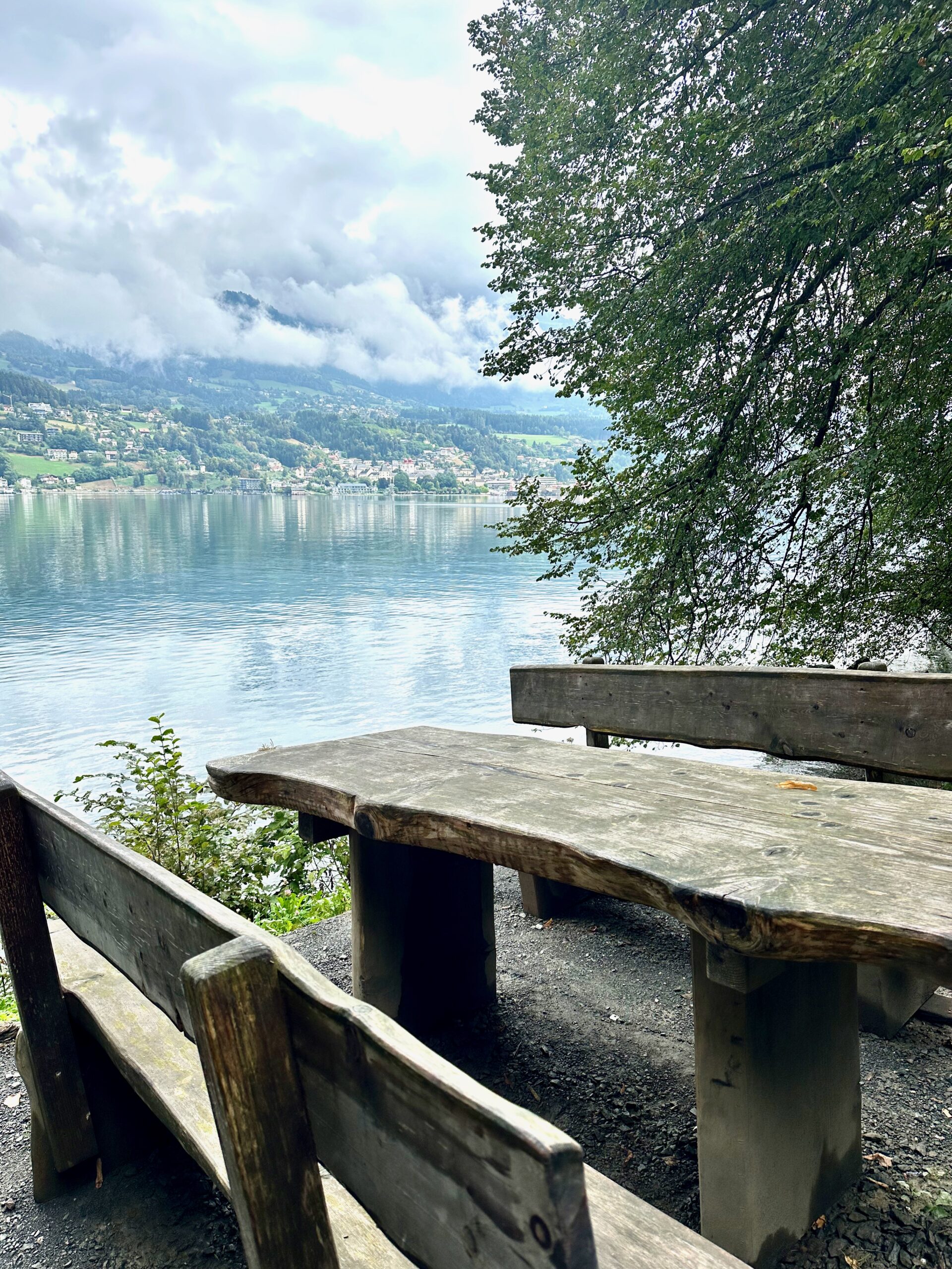 Millstaetter See leichte Wanderung auf dem Slow Trail Südufer: Immer wieder laden Picknickplätze und Buchten zum Verweilen ein