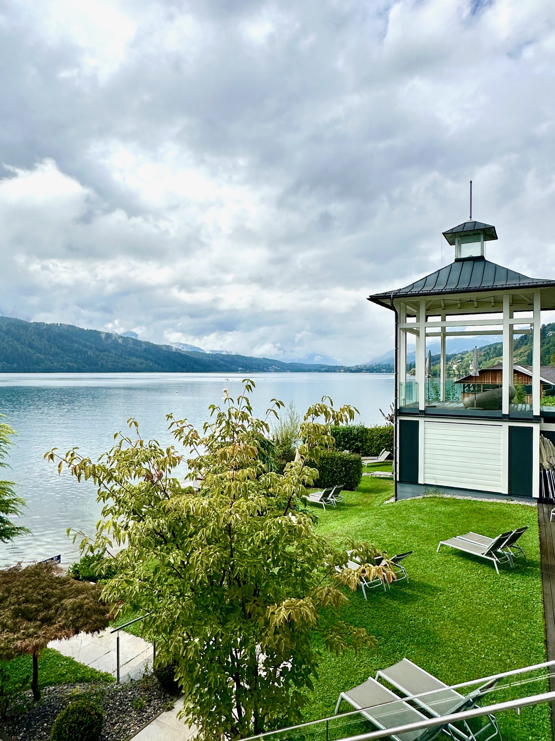 Millstaetter See Ausfluege: Das Badehaus Millstatt liegt direkt am See