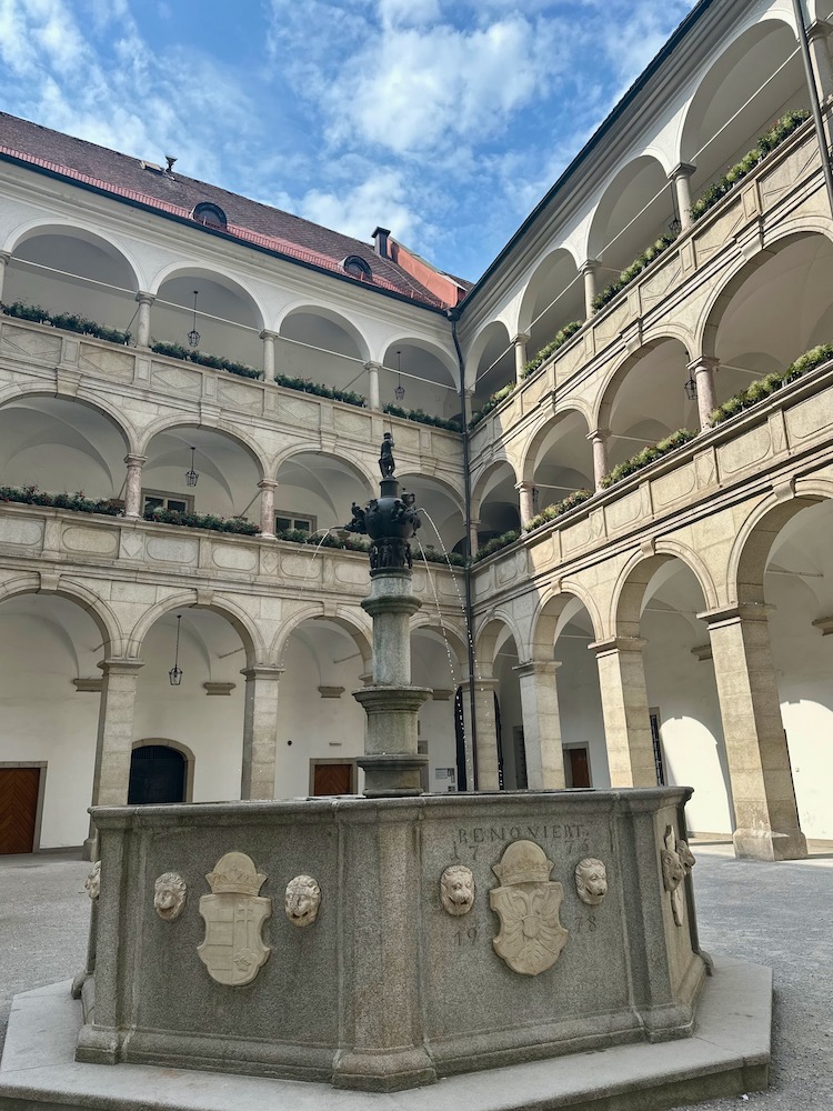 Linz Stadtrundgang: der schöne Innenhof des Landhauses