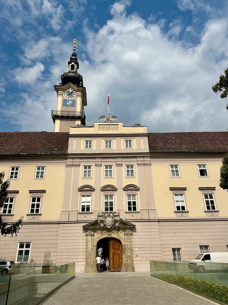 Linz Stadtrundgang: Das Landhaus Linz mit der Brücke davor