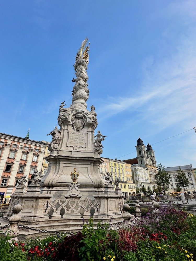 Linz Sehenswürdigkeiten: die Dreifaltigkeitssäule am Hauptplatz