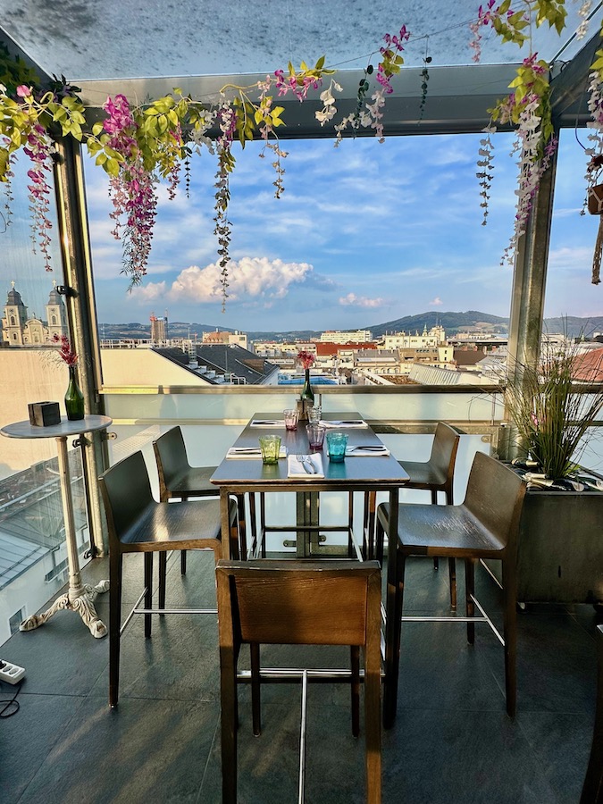 Linz Aussicht: Die Rooftop 7 Bar im Hotel Schwarzer Bär