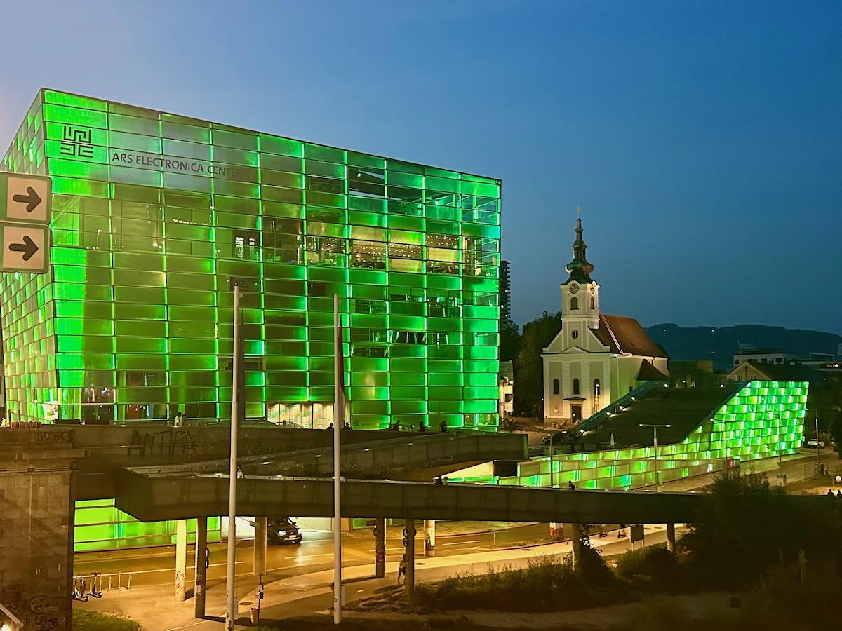 Linz Stadtrundgang: Das moderne Ars Electronica Center am Abend