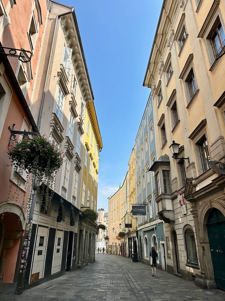 Linz Altstadt: durch die Hofgasse betrittst du die Altstadt Linz