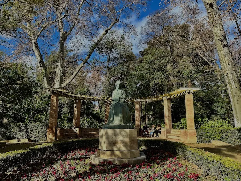 Sevilla Sehenswuerdigkeiten Karte: Die Statue von Herzogin Maria Luisa im gleichnamigen Park