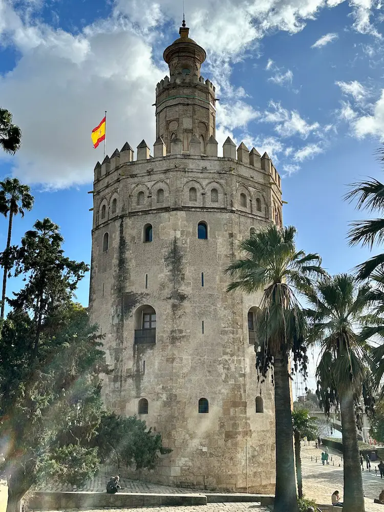 Eine der top Sevilla Sehenswürdigkeiten: der Torre del Oro