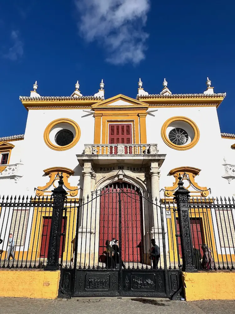 Sevilla Sehenswuerdigkeiten: Außen hui, innen pfui: die Stierkampfarena