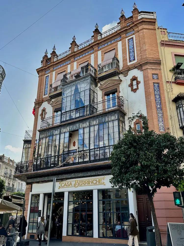 Sevilla Sehenswuerdigkeiten: Tolle Häuser im Stadtviertel Triana