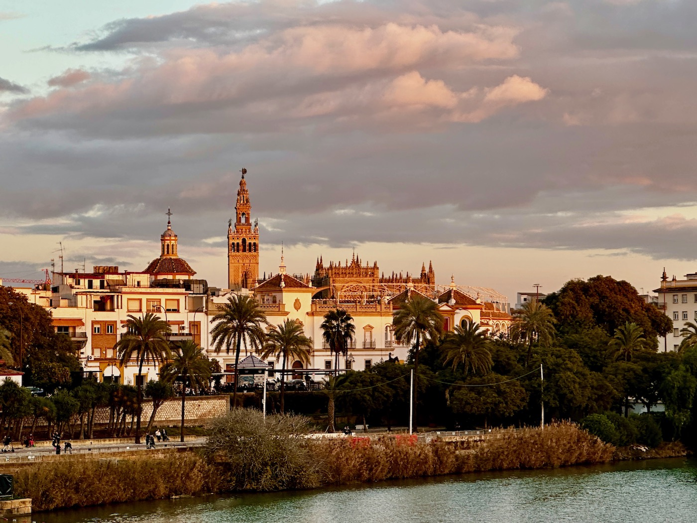 Sevilla Sehenswuerdigkeiten: Einzigartiger Stadtblick von der Brücke nach Triana