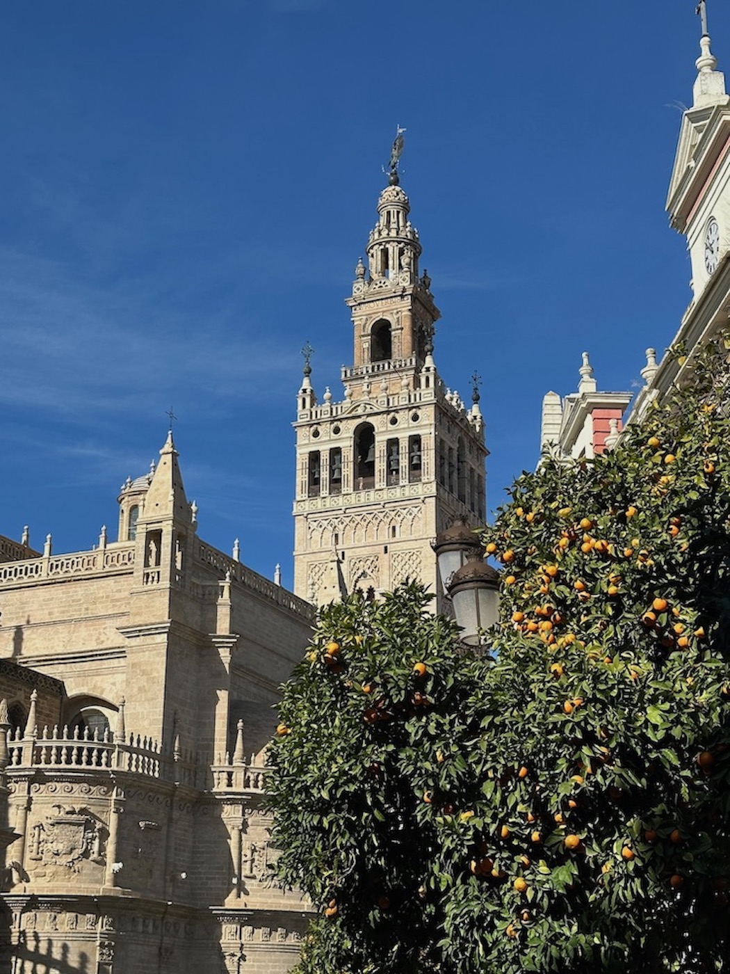 Sevilla Sehenswuerdigkeiten Die Giralda war früher ein Minarett