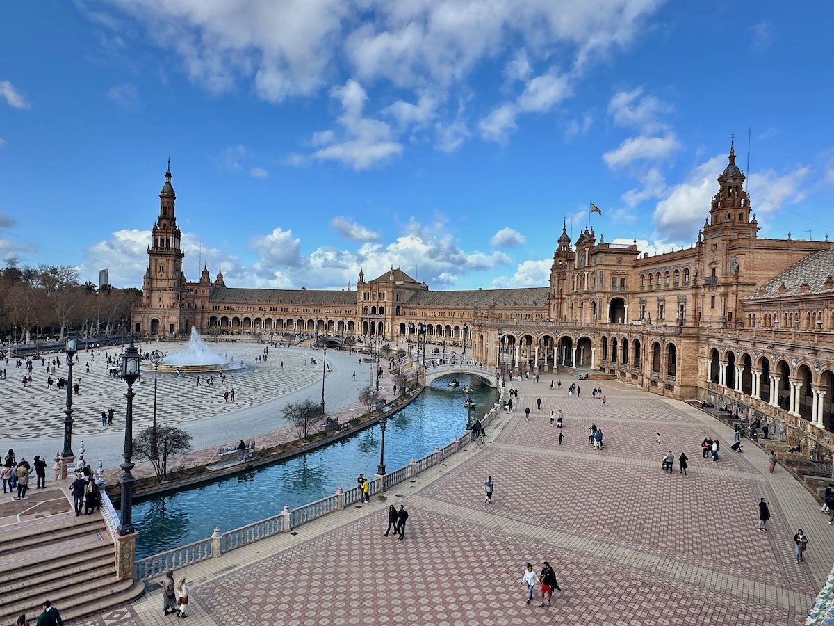 Sevilla Sehenswuerdigkeiten: eine der bekanntesten Sevilla Sehenswuerdigkeiten ist die Plaza de España