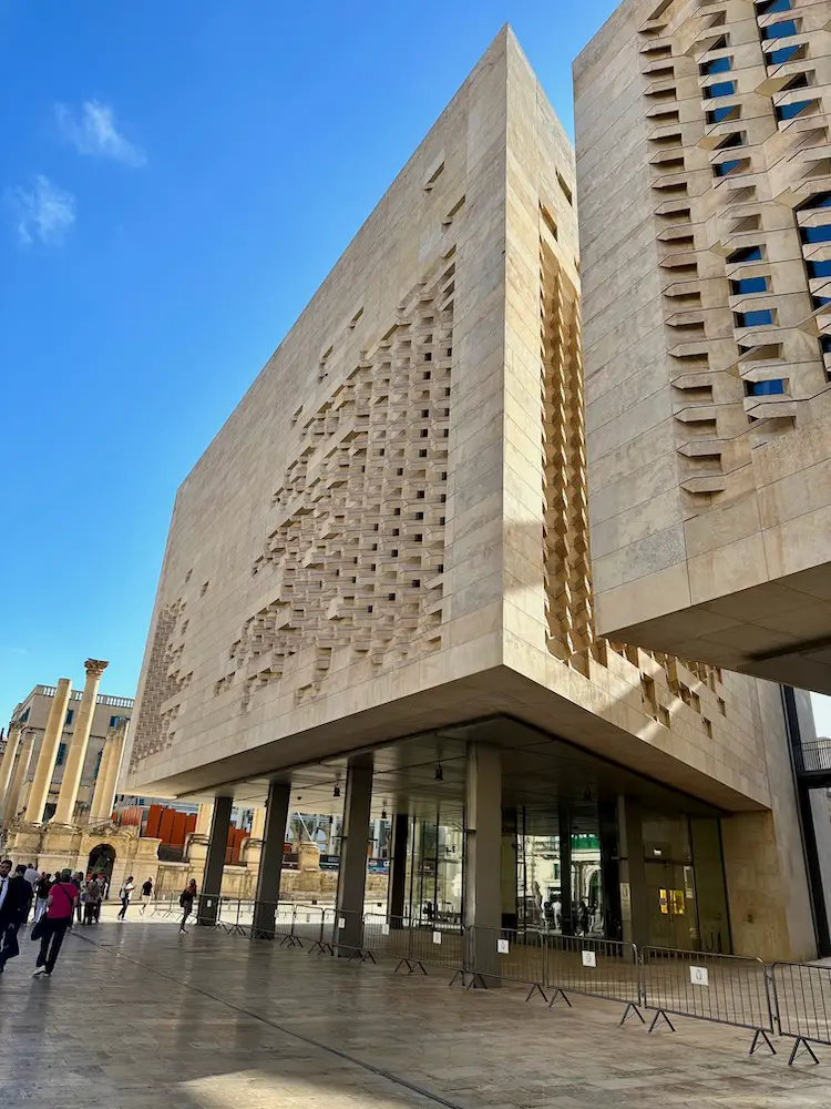 Valletta Sehenswuerdigekeiten: Das moderne maltesische Parlament