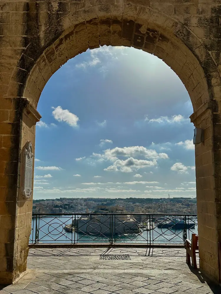 Valletta Sehenswuerdigkeiten: Der Blick auf die Three Cities von der Terrasse der Barakka Gardens