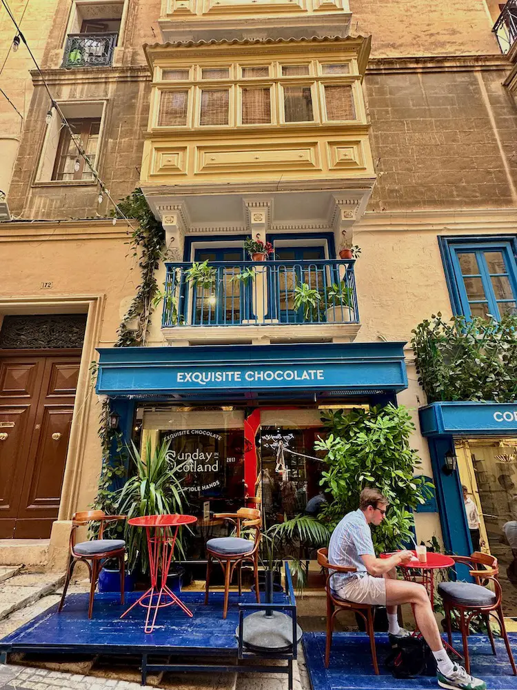 Valletta Geheimtipps: die Lucia Street Die enge Straße hat viele schöne Cafés und Läden