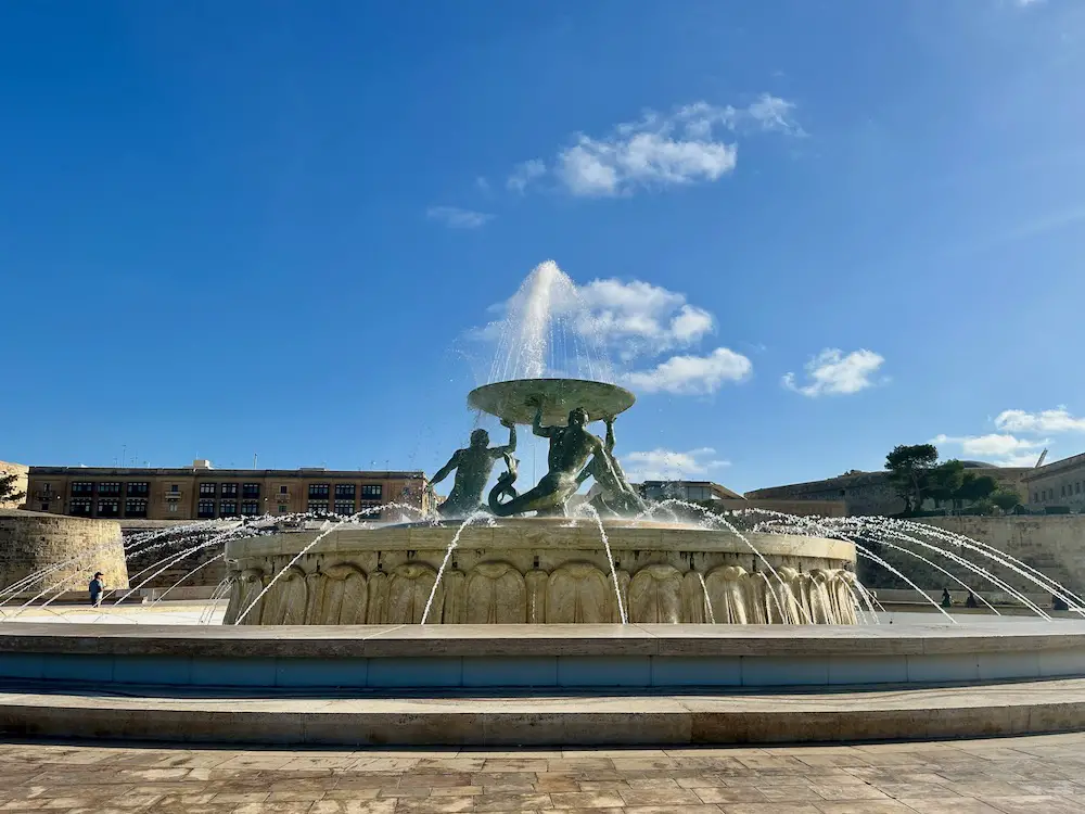 Valletta Sehenswuerdigkeiten: unser Stadtrundgang startet am Triton-Brunnen