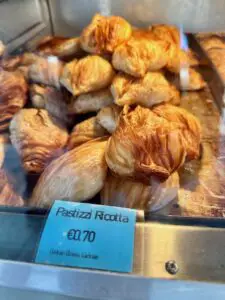 Valletta Sehenswuerdigkeiten: Typisch Maltesisch: Pastizzi