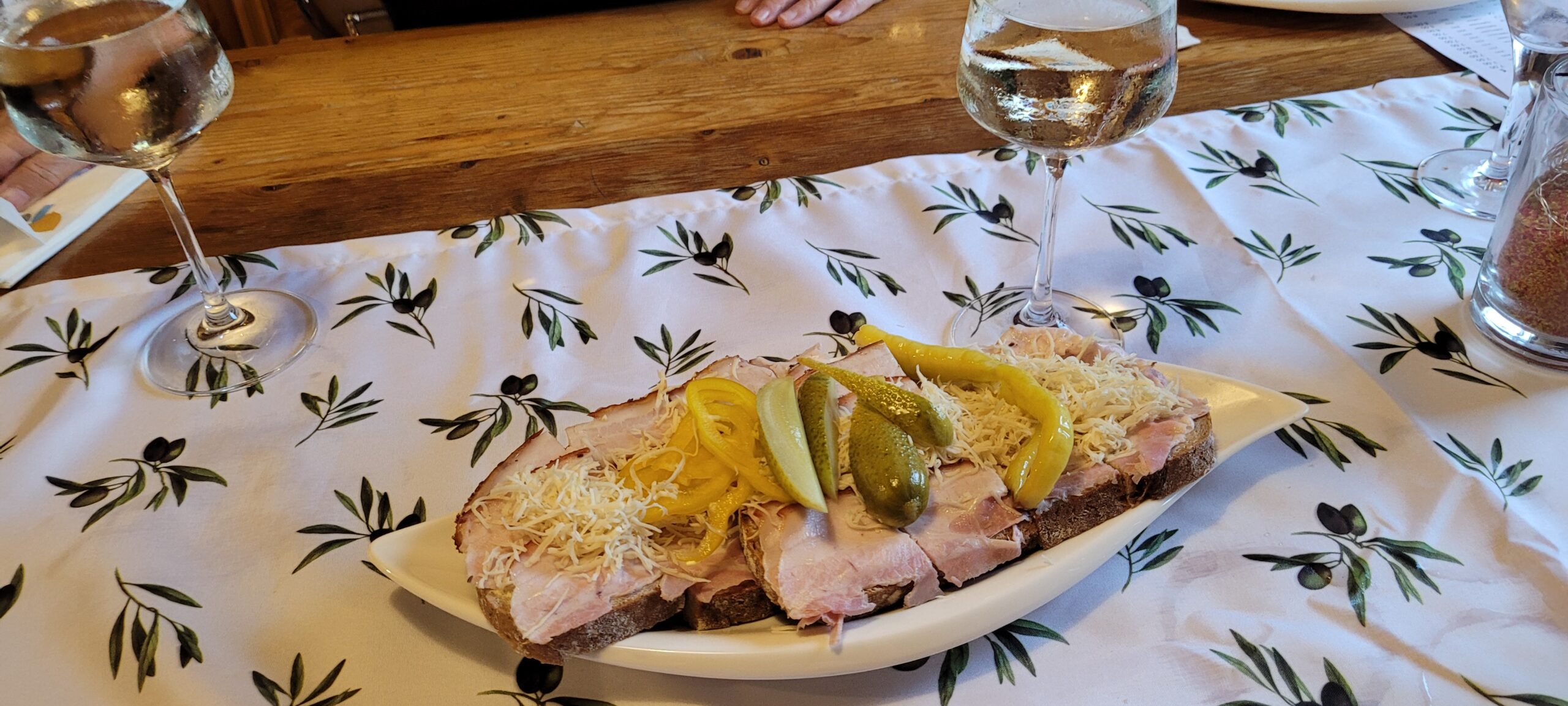 Neusiedler See Tipp Pension: Leckere Weinprobe mit Kümmelbratenbrot in der Pension Sommerhof