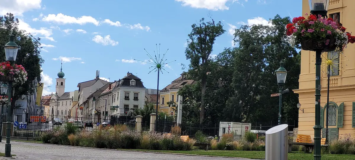 Neusiedler See Tipps: In der Nähe des Schloss Esterhazy liegt der hübsche Ort Eisenstadt