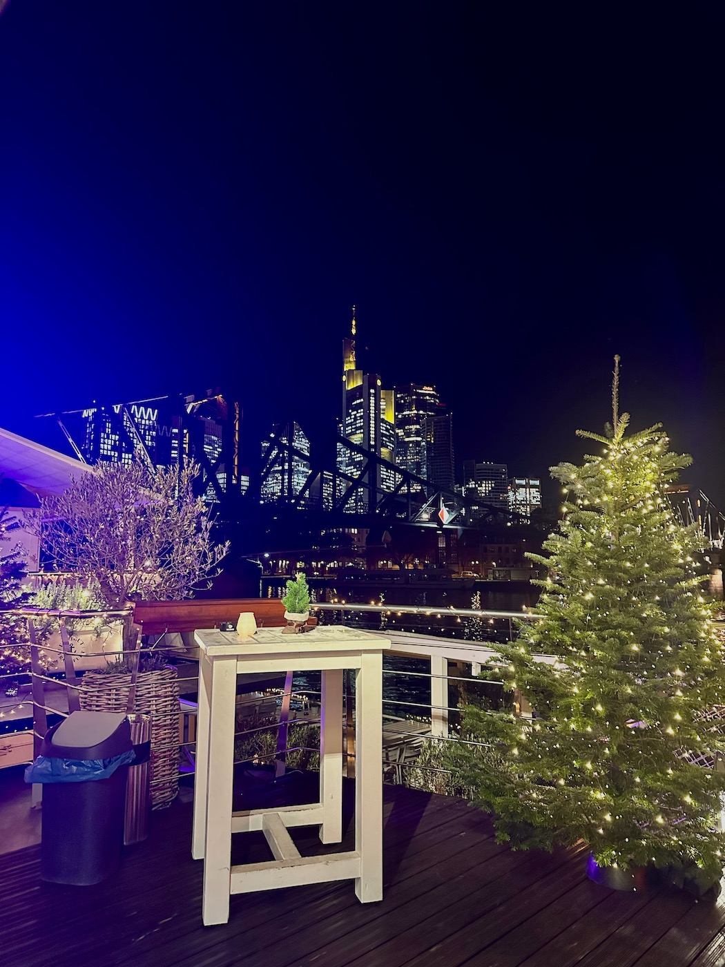 Frankfurt Weihnachtsmarkt: Glühwein mit Aussicht auf die Frankfurter Skyline