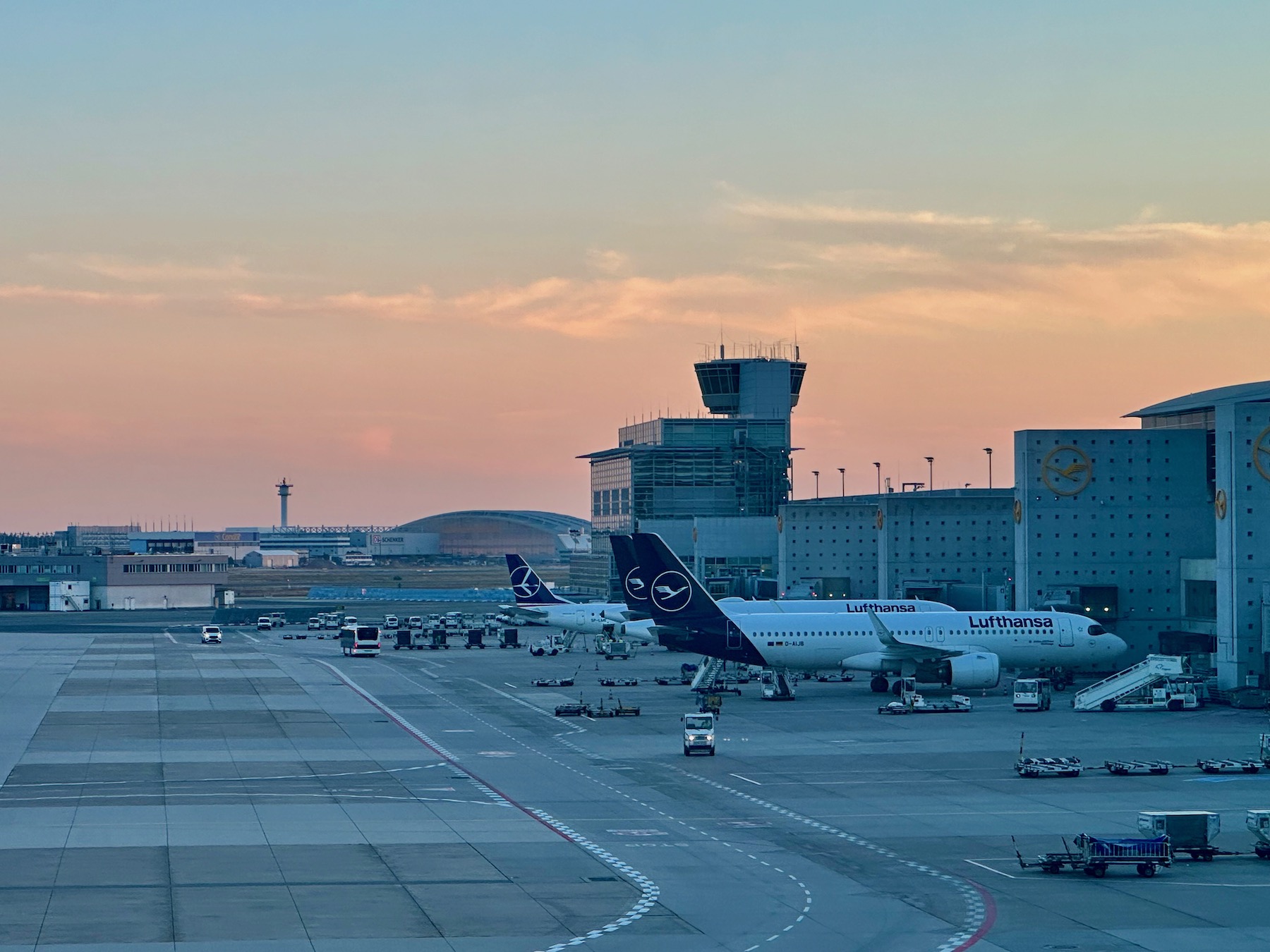 Flugausfall Rechte: Blick auf parkende Flugzeuge am Flughafen Frankfurt