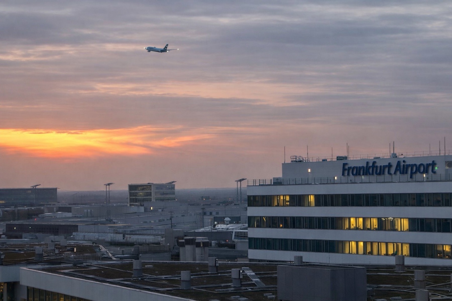 Flugausfall Rechte: Blick auf den Flughafen Frankfurt bei Sonnenaufgang