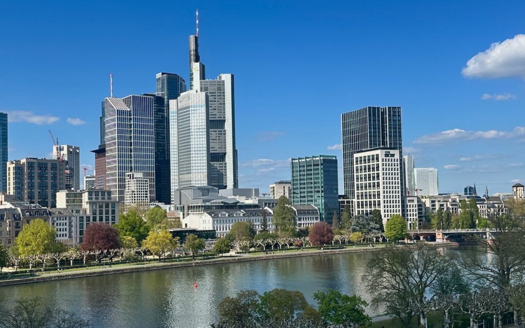 Frankfurt Sachsenhausen Sehenswuerdigkeiten Tipps Geheimtipps: der Ausblick auf den Main von der Dachterrasse des Städel Museums