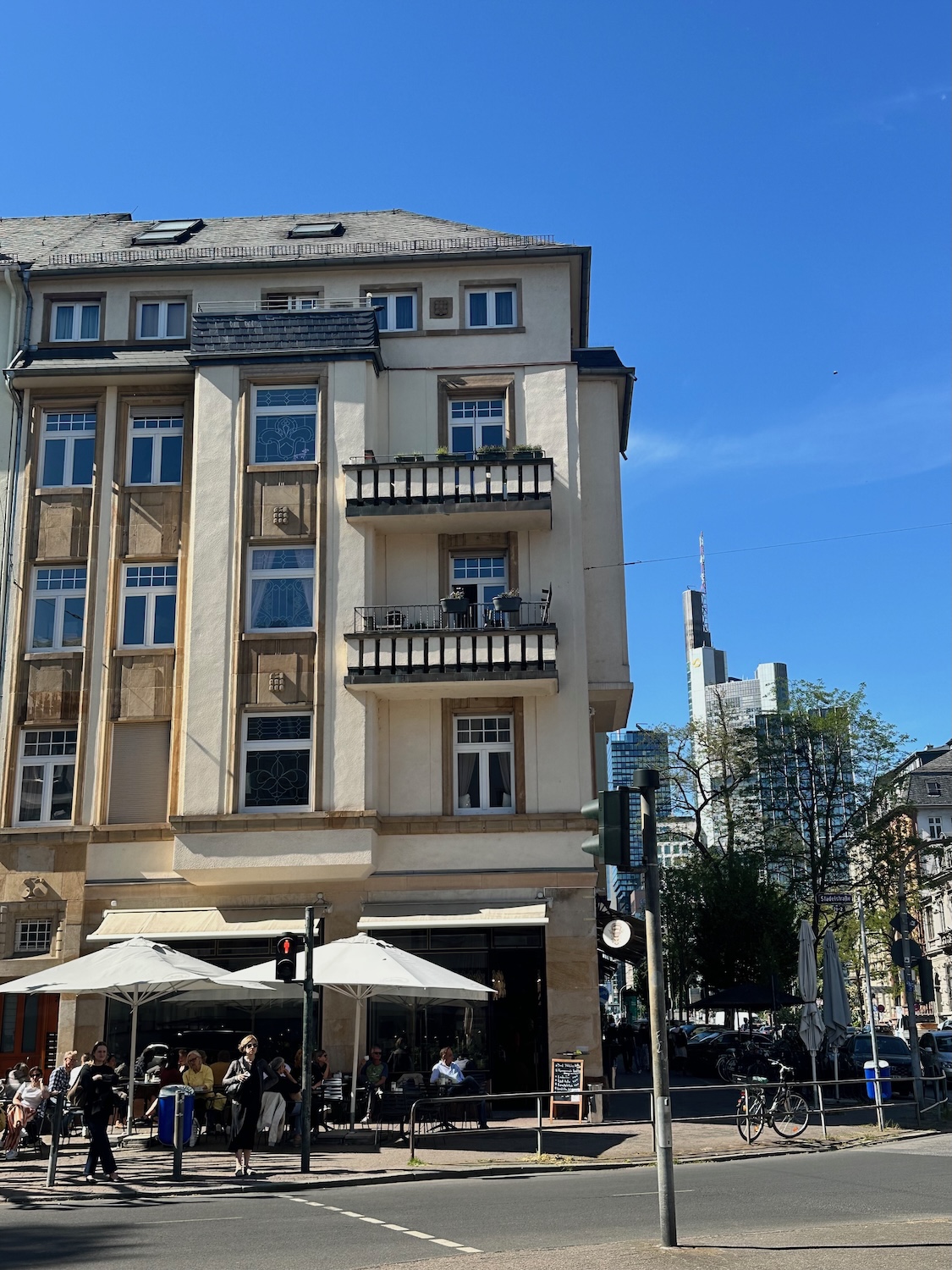 Frankfurt Sachsenhausen Tipps: Das Café Wacker liegt direkt auf der Schweizer Straße