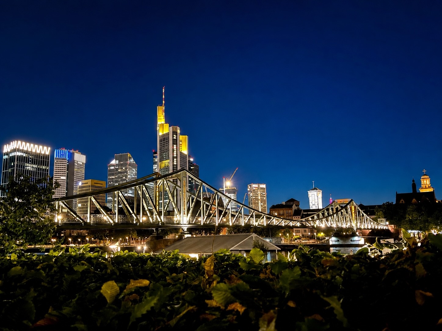 Frankfurt Sachsenhausen Sehenswürdigkeiten Tipps Geheimtipps: der nächtliche Blick auf den Eisernen Steg und die Skyline