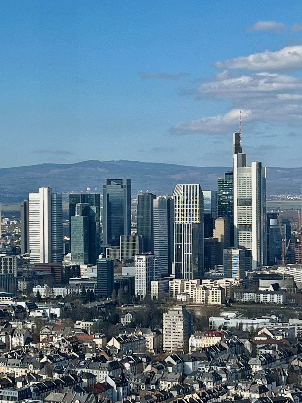 Frankfurt Sachsenhausen Sehenswürdigkeiten: Bis in den Taunus kannst du vom Henninger Turm aus sehen