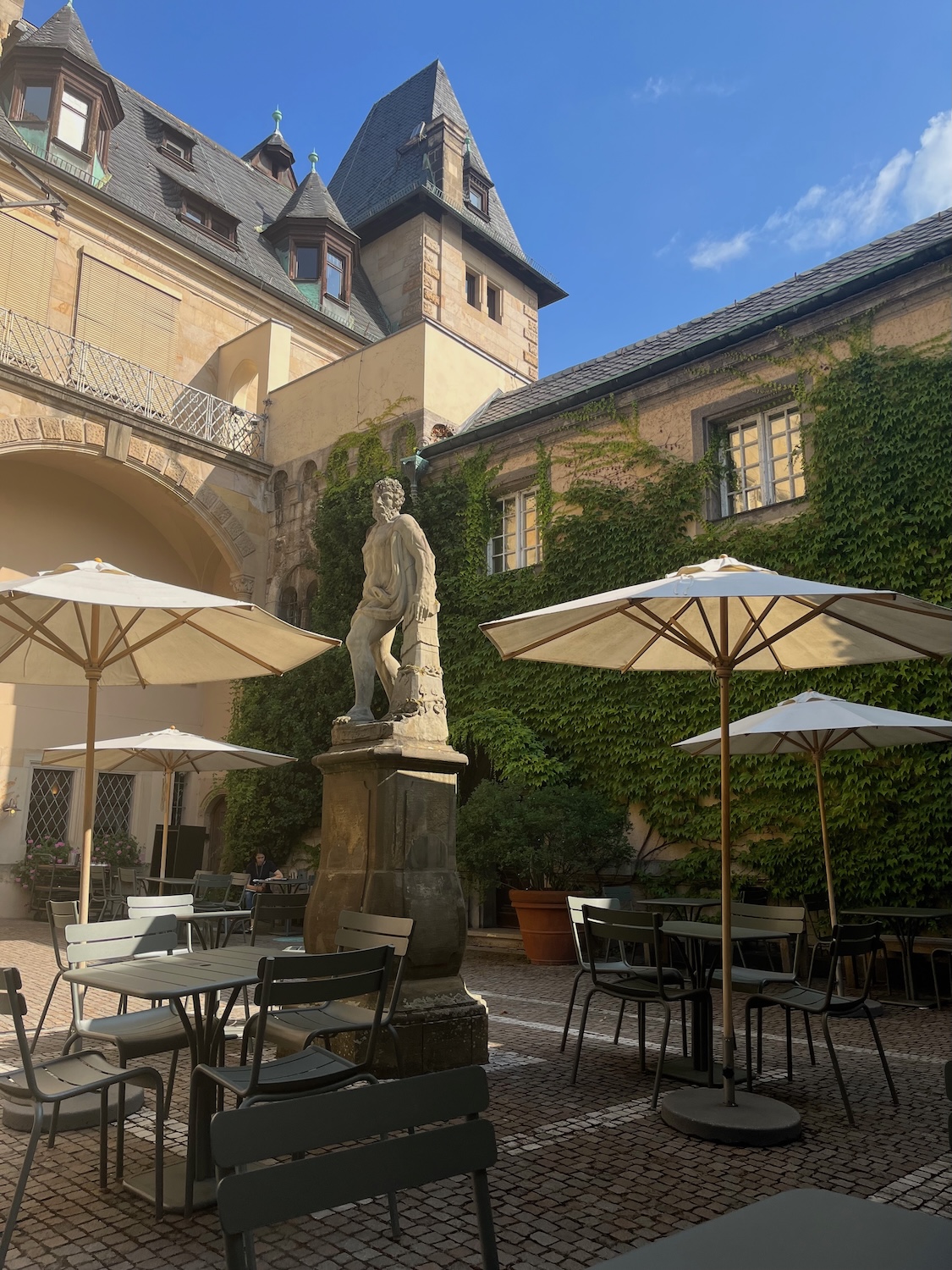 Frankfurt Sachsenhausen Tipps: Der charmante Garten des Caés im Liebighaus