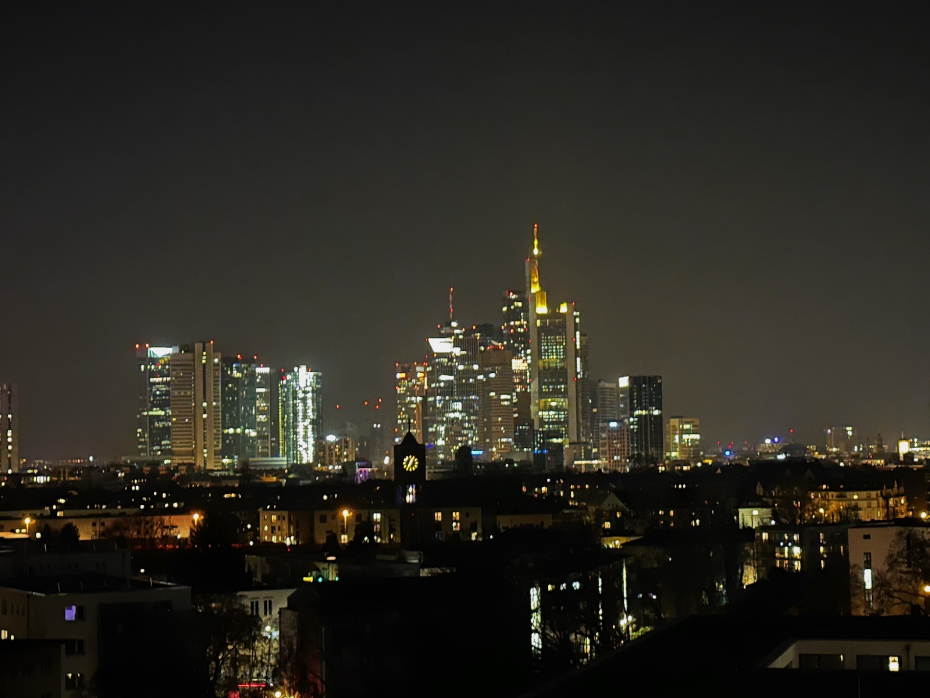Frankfurt Sachsenhausen Geheimtipp: Abendlicher Blick von der Dachterrasse des Blasky Hotels 