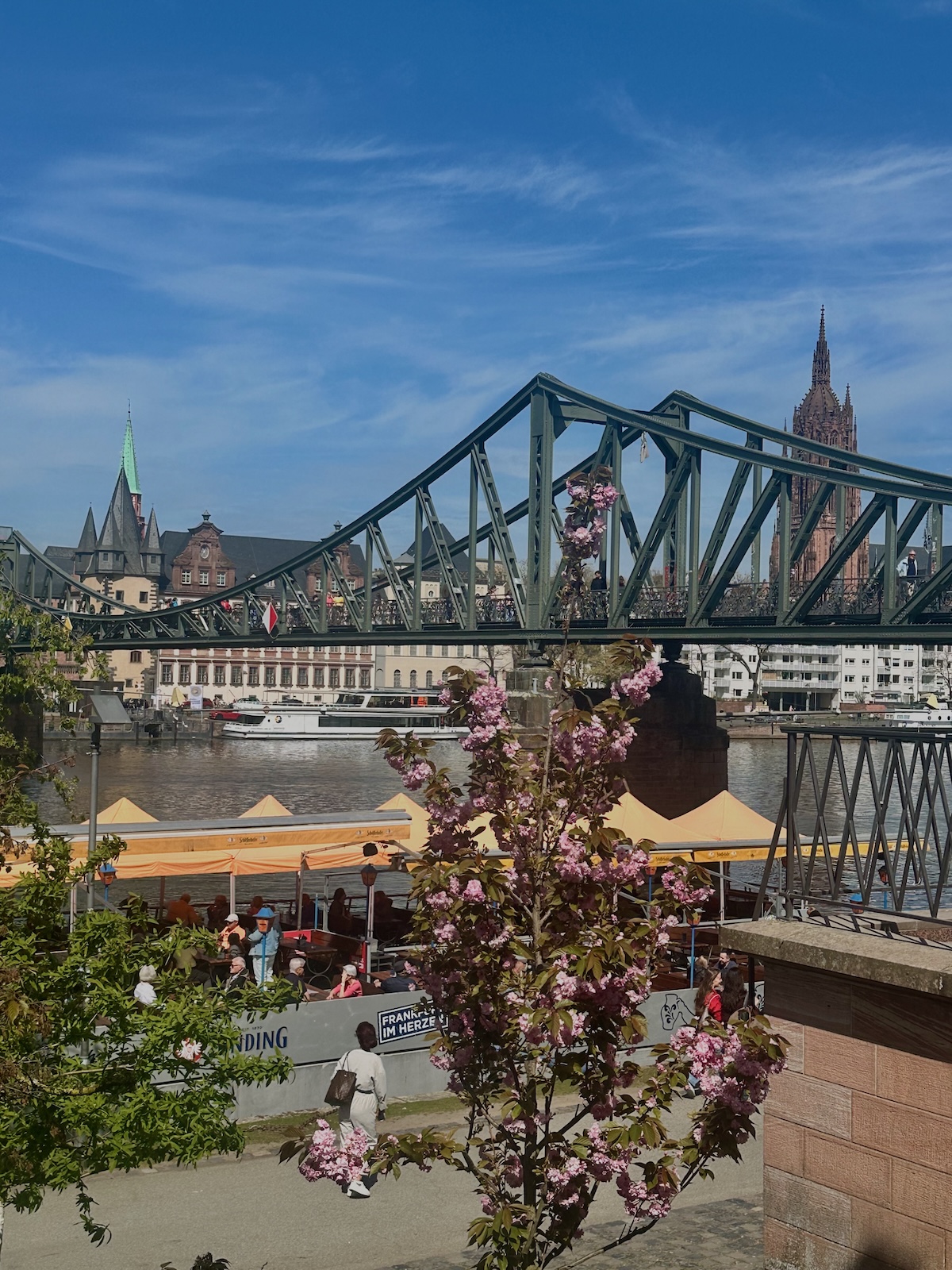Frankfurt Sachsenhausen Reisezeit: Frühling am Eisernen Steg