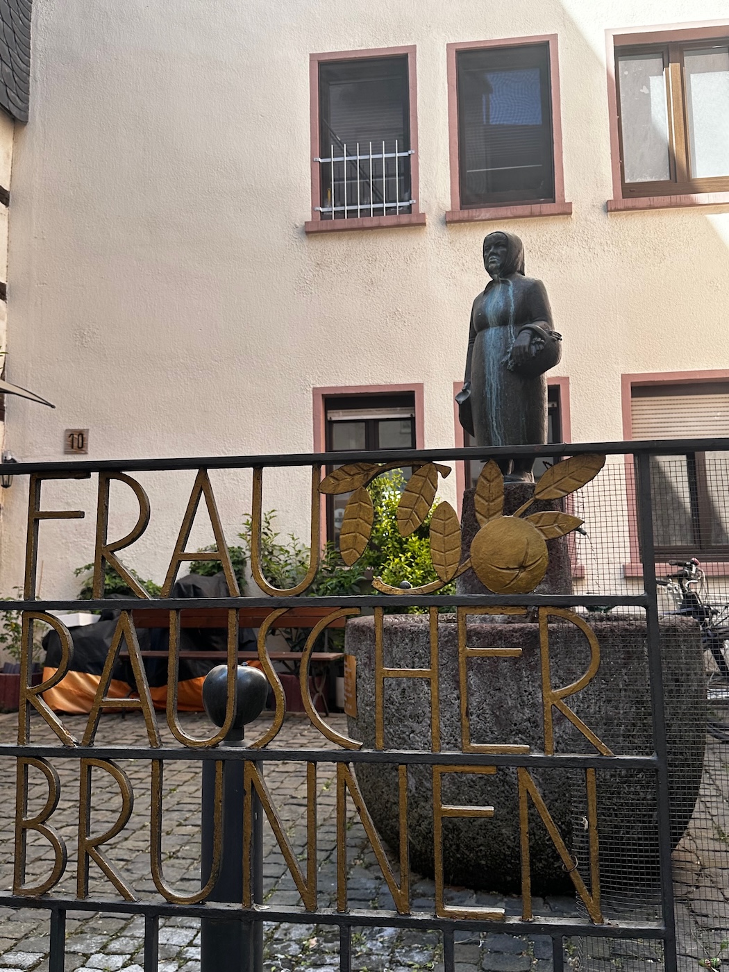 Frankfurt Sachsenhausen Sehenswürdigkeiten - Berühmt: Frau Rauscher aus der Klappergasse