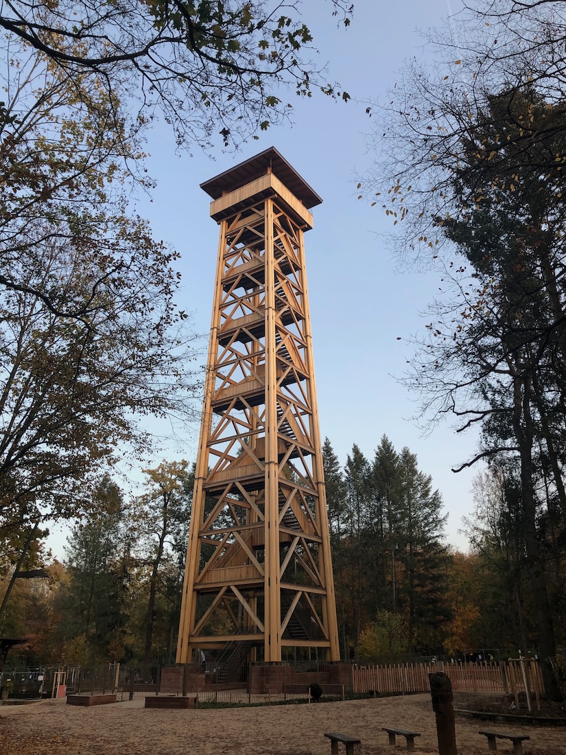 Frankfurt Sachsenhausen Sehenswuerdigkeiten: Aussichtsturm aus Holz: der Goetheturm