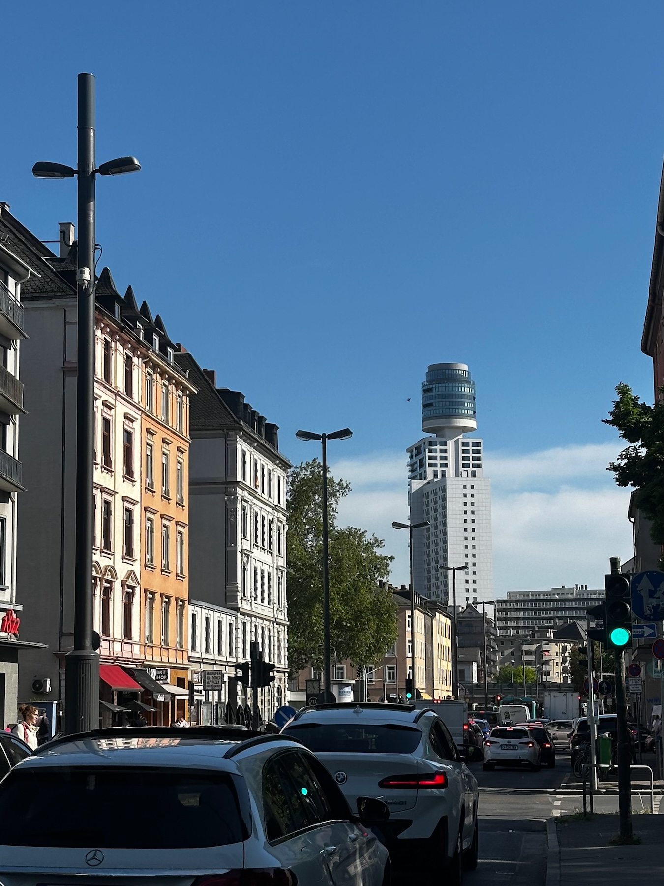 Frankfurt Sachsenhausen Sehenswürdigkeiten: Blick auf das Wahrzeichen Sachsenhausens: den Henninger Turm