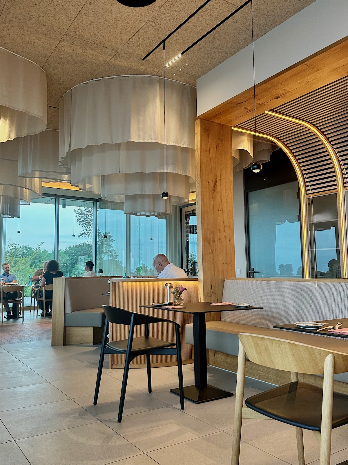 Wald.Weit Hotel Rheingau: das Wald.Fein Restaurant ist offen und hell gestaltet