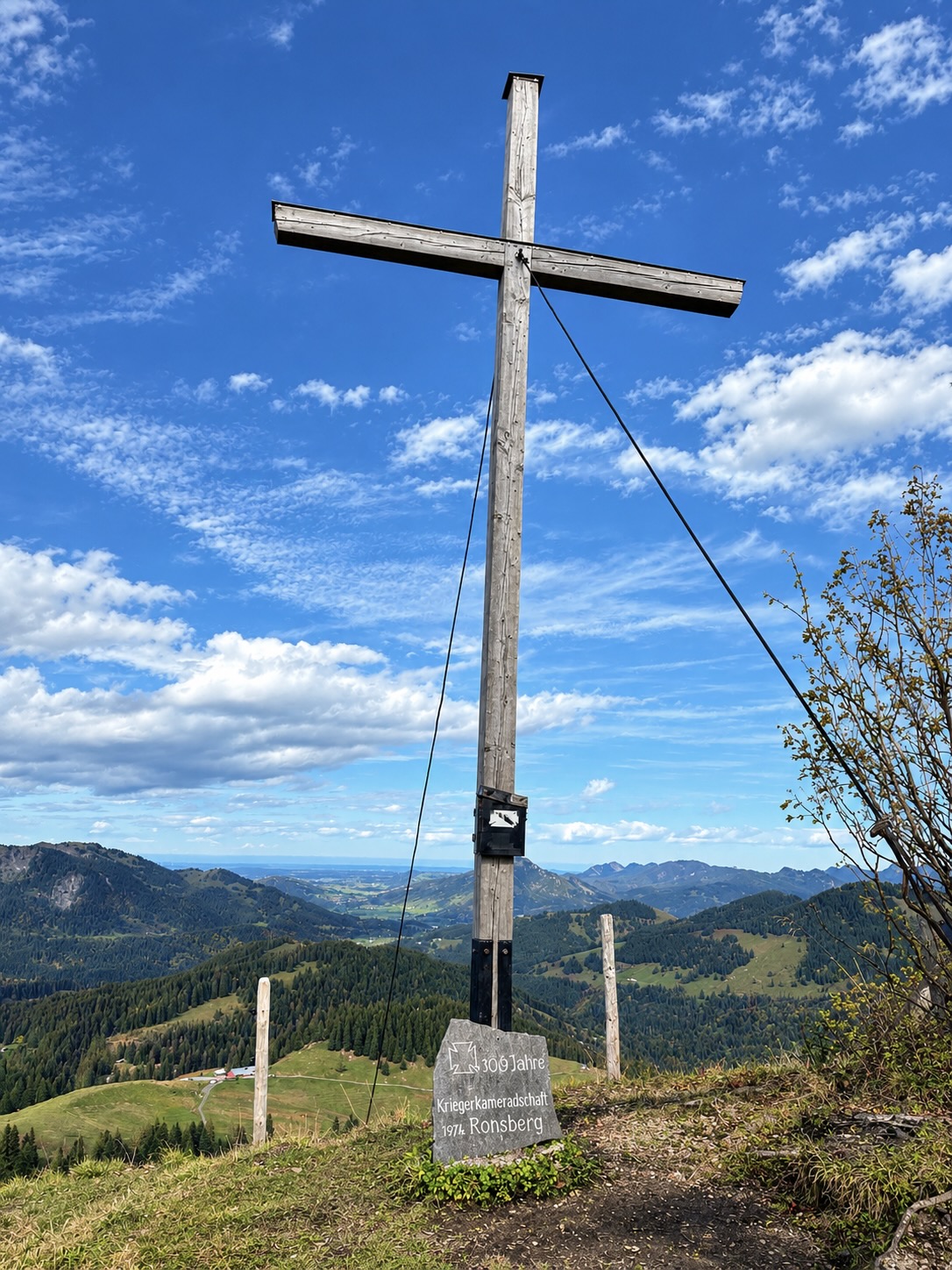 Der Aufstieg wird mit einem herrlichen Bergpanorama belohnt 